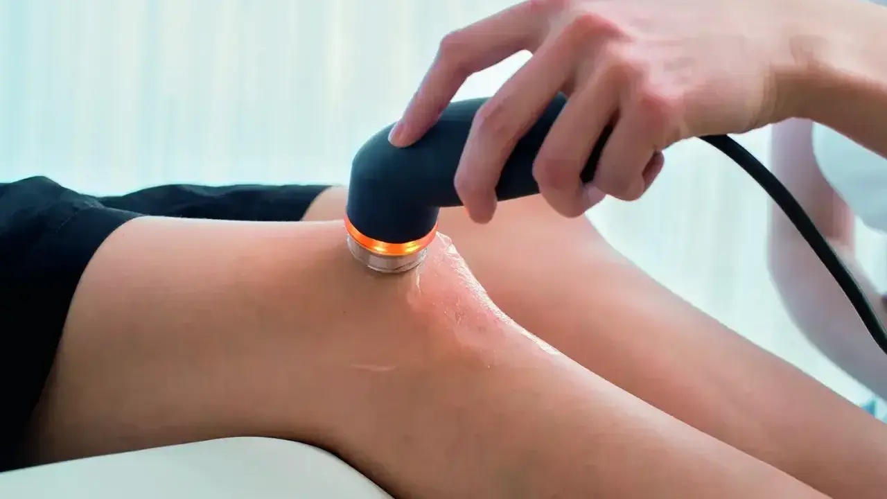 Terapia ultradźwiękami: urządzenie emituje fale dźwiękowe, które pomagają w leczeniu bólu i regeneracji tkanek.