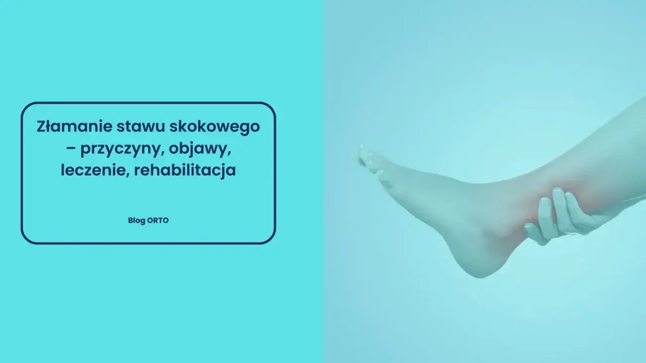 Dłoń uciska bolesny, sztywny staw skokowy po złamaniu. Tekst informuje o przyczynach, objawach, leczeniu i rehabilitacji.