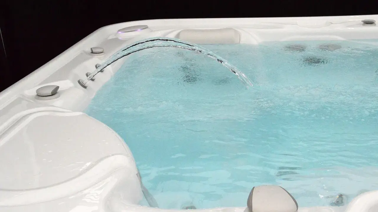 Relaks w wannie z hydromasażem, gdzie bicze wodne na kręgosłup masują ciało.