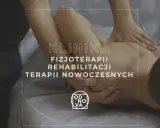 Fizjoterapeuta pracuje nad stawem mostkowo obojczykowym pacjenta. Klinika Fizjoterapii i Rehabilitacji.