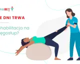 Rehabilitacja kręgosłupa: fizjoterapeuta pomaga pacjentce w ćwiczeniach na piłce. Dowiedz się, ile trwa rehabilitacja.