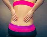 Kinesiotaping w ciąży pomaga złagodzić ból pleców. Taśma na plecach wspiera mięśnie.