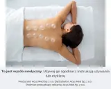 Kobieta z bańkami na plecach. Stawia się je, by wspomóc regenerację i złagodzić napięcie mięśniowe.