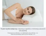 Kobieta odpoczywa na poduszce ortopedycznej, która zapewnia komfortowy sen.