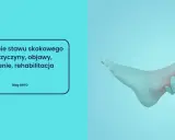 Dłoń uciska bolesny, sztywny staw skokowy po złamaniu. Tekst informuje o przyczynach, objawach, leczeniu i rehabilitacji.