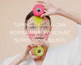 Kobieta z kolorowymi tejpy na twarzy i piersiach, prezentująca taśmy do tapingu.