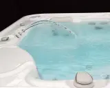 Relaks w wannie z hydromasażem, gdzie bicze wodne na kręgosłup masują ciało.