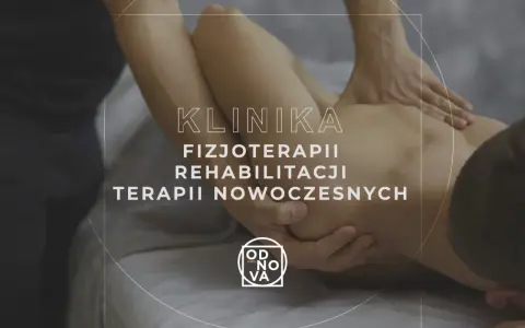 Fizjoterapeuta pracuje nad stawem mostkowo obojczykowym pacjenta. Klinika Fizjoterapii i Rehabilitacji.