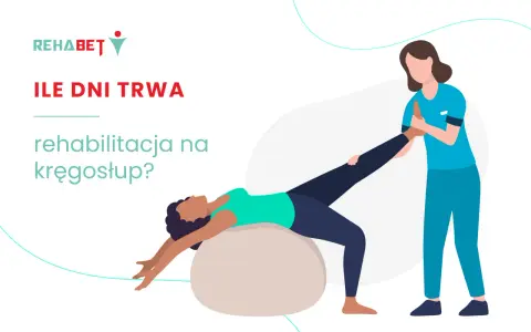 Rehabilitacja kręgosłupa: fizjoterapeuta pomaga pacjentce w ćwiczeniach na piłce. Dowiedz się, ile trwa rehabilitacja.