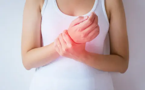 Ból nadgarstka, gdzie wyrostek rylcowaty kości łokciowej może być przyczyną dyskomfortu.