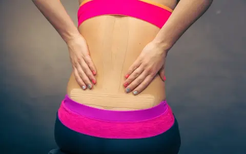 Kinesiotaping w ciąży pomaga złagodzić ból pleców. Taśma na plecach wspiera mięśnie.