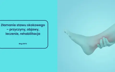 Dłoń uciska bolesny, sztywny staw skokowy po złamaniu. Tekst informuje o przyczynach, objawach, leczeniu i rehabilitacji.