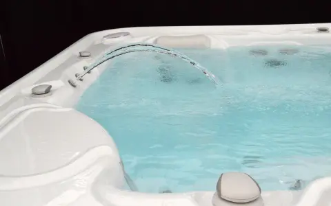 Relaks w wannie z hydromasażem, gdzie bicze wodne na kręgosłup masują ciało.