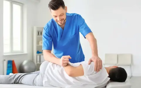 Fizjoterapeuta wykonuje masaż pleców pacjenta. To pokazuje, czym jest fizjoterapia: pomoc w powrocie do zdrowia i sprawności.