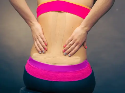 Kinesiotaping w ciąży pomaga złagodzić ból pleców. Taśma na plecach wspiera mięśnie.
