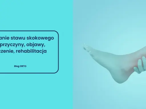 Dłoń uciska bolesny, sztywny staw skokowy po złamaniu. Tekst informuje o przyczynach, objawach, leczeniu i rehabilitacji.