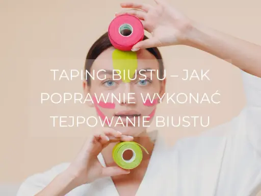 Kobieta z kolorowymi tejpy na twarzy i piersiach, prezentująca taśmy do tapingu.