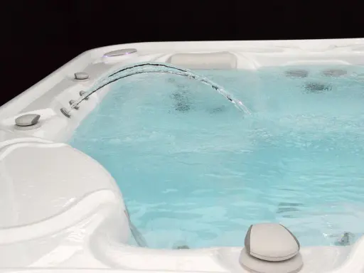 Relaks w wannie z hydromasażem, gdzie bicze wodne na kręgosłup masują ciało.