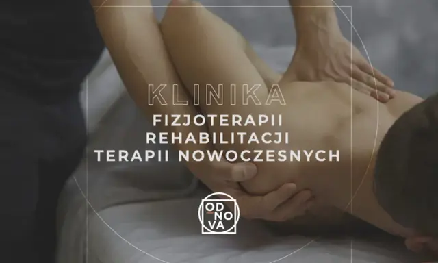 Fizjoterapeuta pracuje nad stawem mostkowo obojczykowym pacjenta. Klinika Fizjoterapii i Rehabilitacji.