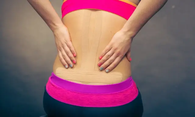 Kinesiotaping w ciąży pomaga złagodzić ból pleców. Taśma na plecach wspiera mięśnie.