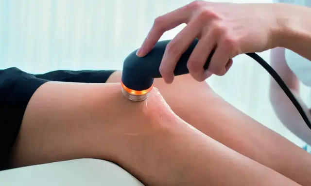 Terapia ultradźwiękami: urządzenie emituje fale dźwiękowe, które pomagają w leczeniu bólu i regeneracji tkanek.
