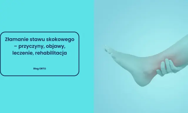 Dłoń uciska bolesny, sztywny staw skokowy po złamaniu. Tekst informuje o przyczynach, objawach, leczeniu i rehabilitacji.