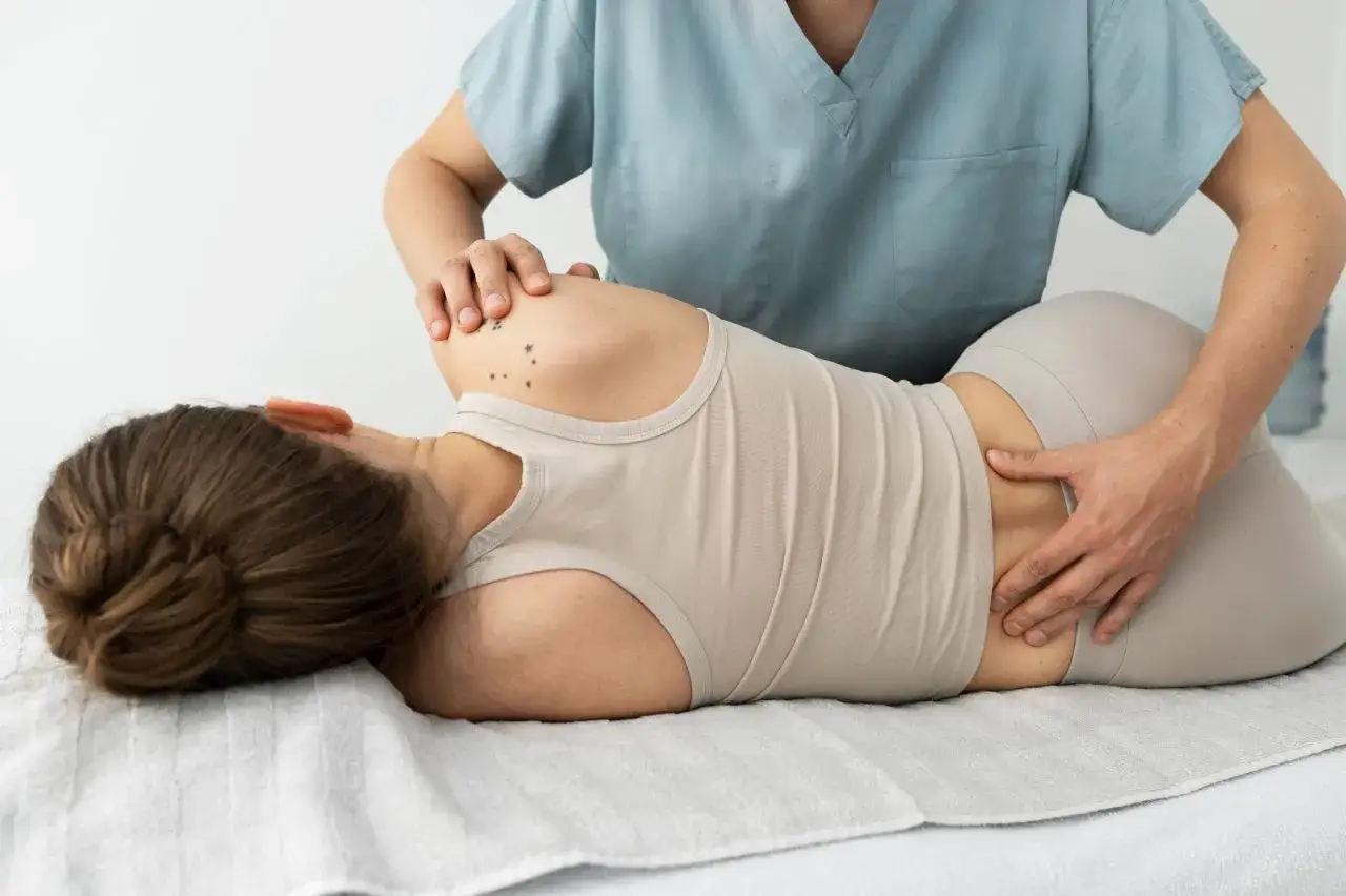 Fizjoterapeuta wykonuje terapię manualną plec&oacute;w. Częstość zabieg&oacute;w zależy od indywidualnych potrzeb pacjenta.