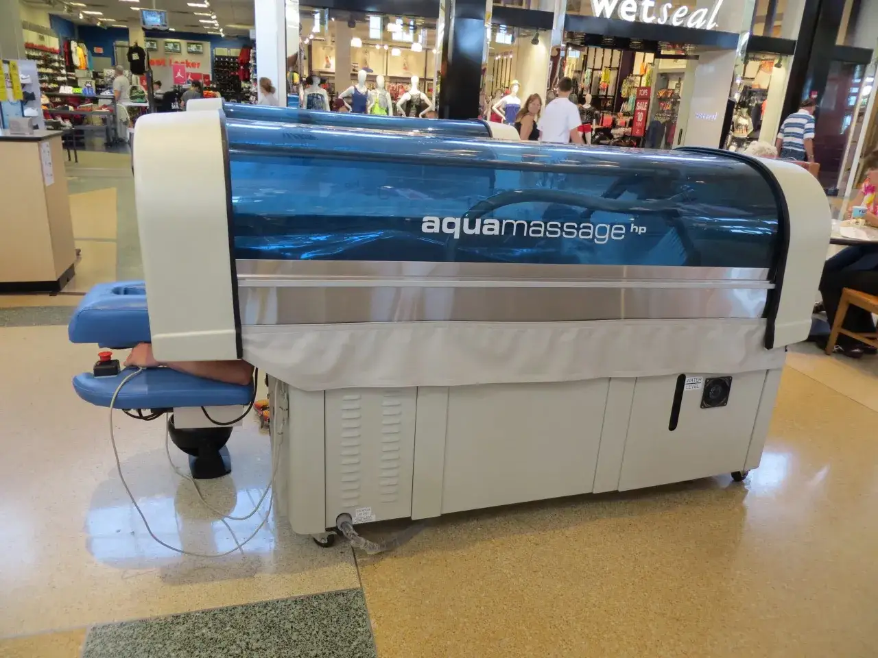Masażer Aquamassage HP z dyszami wodnymi na kręgosłup.