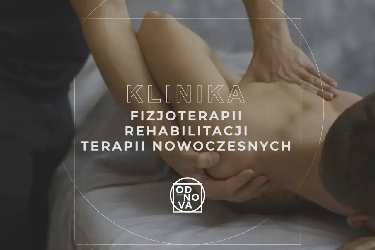 Fizjoterapeuta pracuje nad stawem mostkowo obojczykowym pacjenta. Klinika Fizjoterapii i Rehabilitacji.